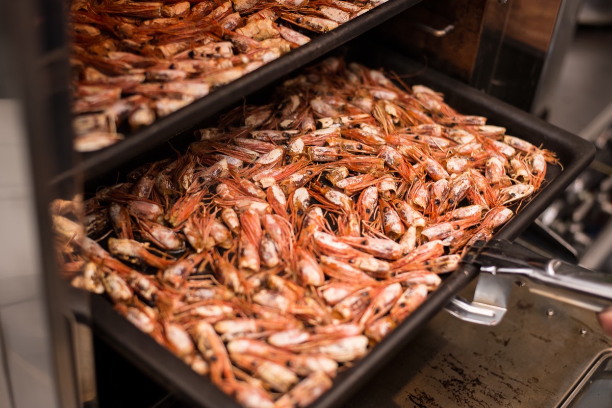 焼き上げる甘海老